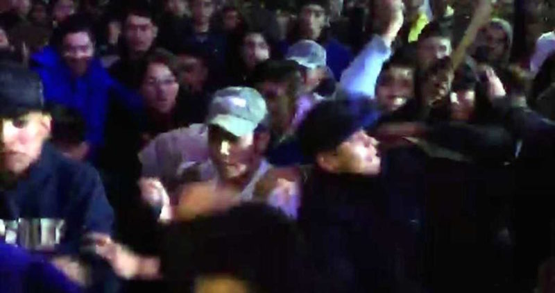 Video: “¡No contesten!”, grita AMLO desde el templete, en Hidalgo. Jóvenes agreden, frente a él, a sus seguidores