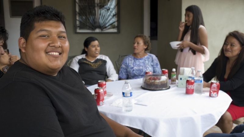 Mexicano se gradúa en EU tras cruzar todos los días la frontera para ir a la universidad