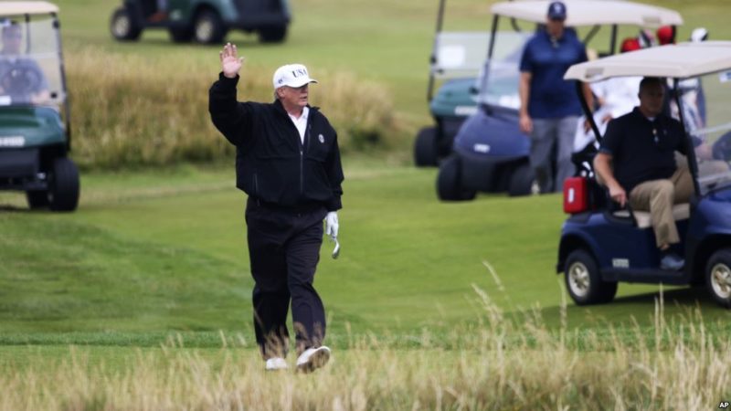 Tras tormentosa semana y entre protestas, Trump juega golf antes de cumbre con Putin, el lunes entrante