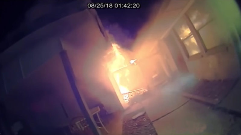 Video: Un policía salva a seis niños de morir en un incendio en Seagoville, Texas
