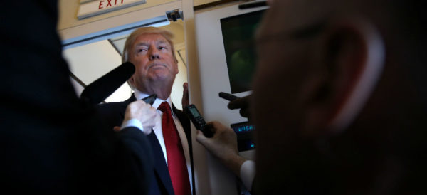 “Son el partido de la oposición”: Trump a más de 350 periódicos que lo acusan de atacar a la prensa