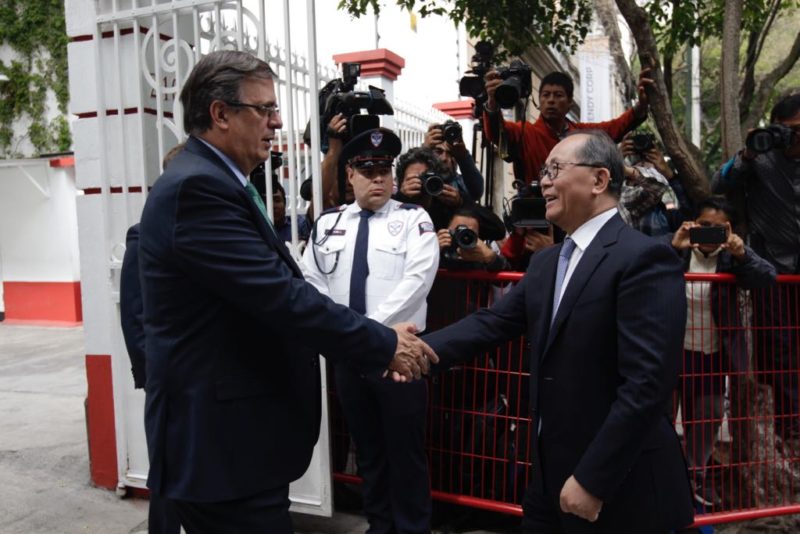 Visita embajador de China a AMLO
