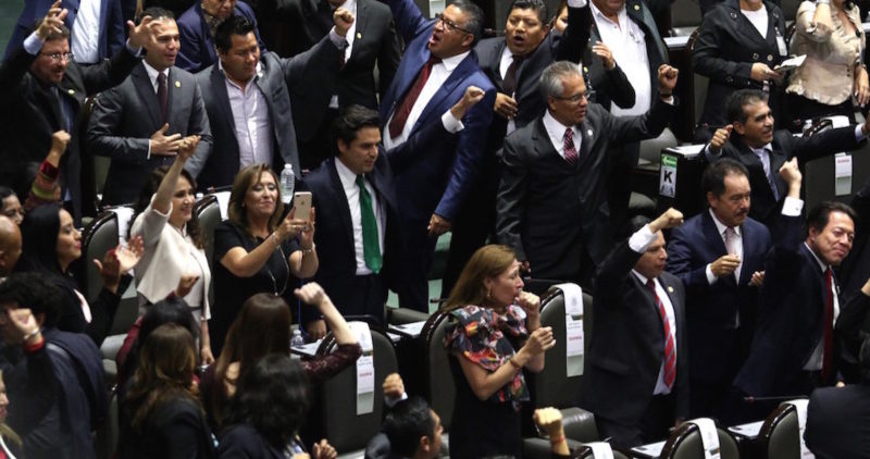 Por primera vez, la izquierda domina el Congreso, y la nueva mayoría grita: “es un honor estar con Obrador