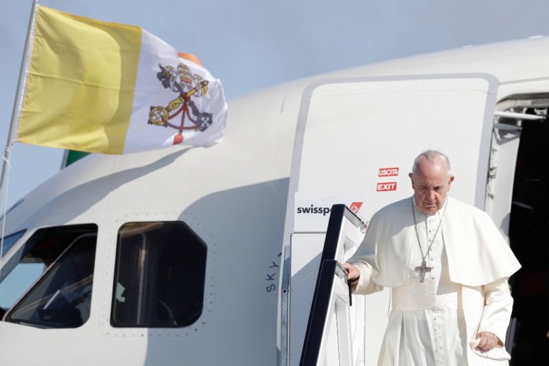 El Papa se reúne con víctimas de pederastia en Irlanda. Lamenta que la iglesia no haya sancionado esos “delitos repugnantes”