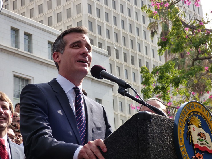 Video: Vandalizan la residencia oficial del alcalde de Los Angeles