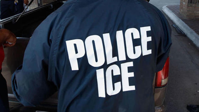 Por menos de 10 dólares cualquiera puede disfrazarse de agente de ICE para atemorizar a inmigrantes