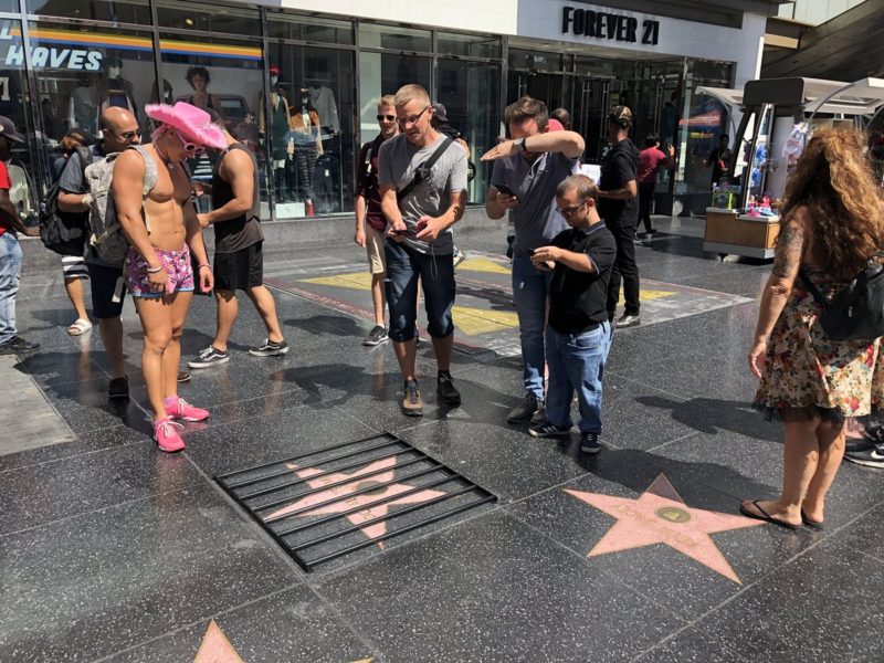 Video: Volvió a ser vandalizada la Estrella de Trump en en el Paseo de la Fama de Hollywood