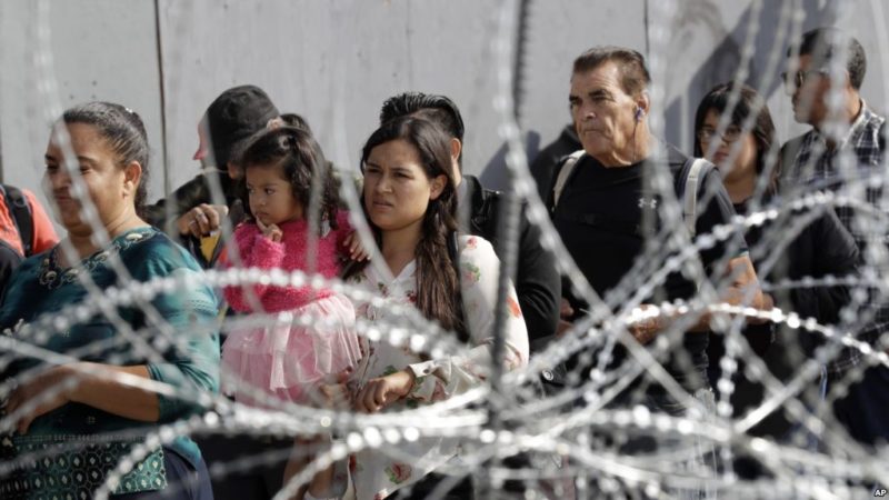 Cierran a vehículos y peatones el paso fronterizo de San Ysidro entre México y EE.UU debido a migrantes centroamericanos
