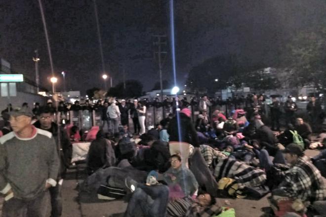 Migrantes acampan en garita San Ysidro como forma de presión