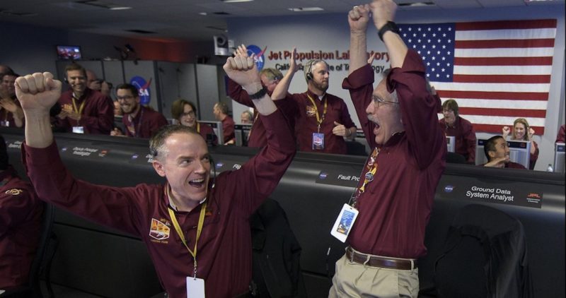 La misión InSight amartiza en Marte y envía su primera imagen; en la Nasa celebran con aplausos