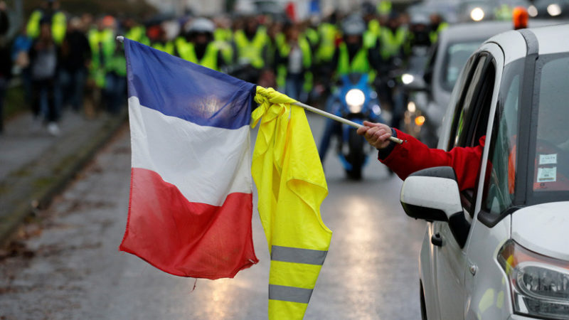 Francia encara el quinto sábado de los ‘chalecos amarillos’; policía usa gas lacrimógeno contra manifestantes