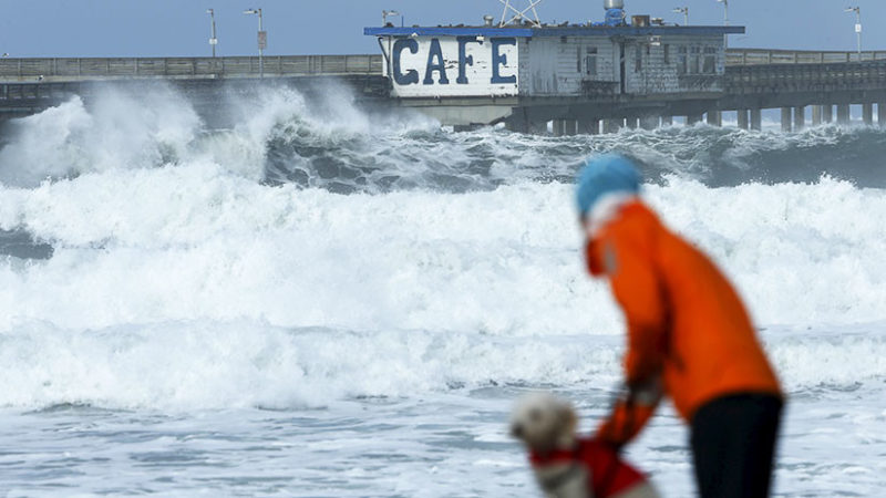 “No vayan a la playa, no pisen la arena”: Advierten sobre olas “mortales” de 15 metros en el norte de California