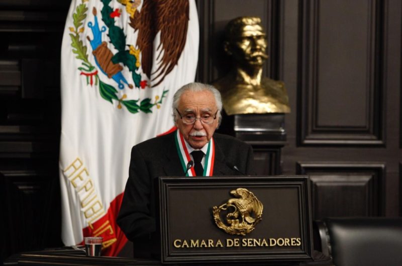 Murallas de valor y buen juicio contra “todo fascismo”, demanda el periodista Carlos Payán Velver, al recibir la medalla Belisario Domínguez