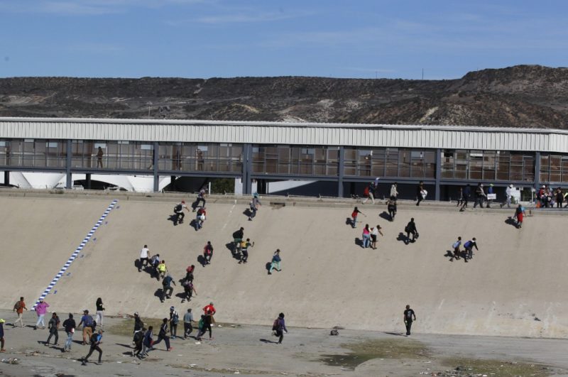 Al menos 221 migrantes centroamericanos cruzan la frontera de EU para su detención