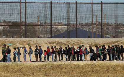 Tribunal prohibe a Trump seguir negando asilo a migrantes