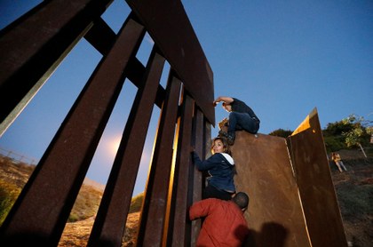 “Polleros” lanzan a familia sobre muro fronterizo con EU