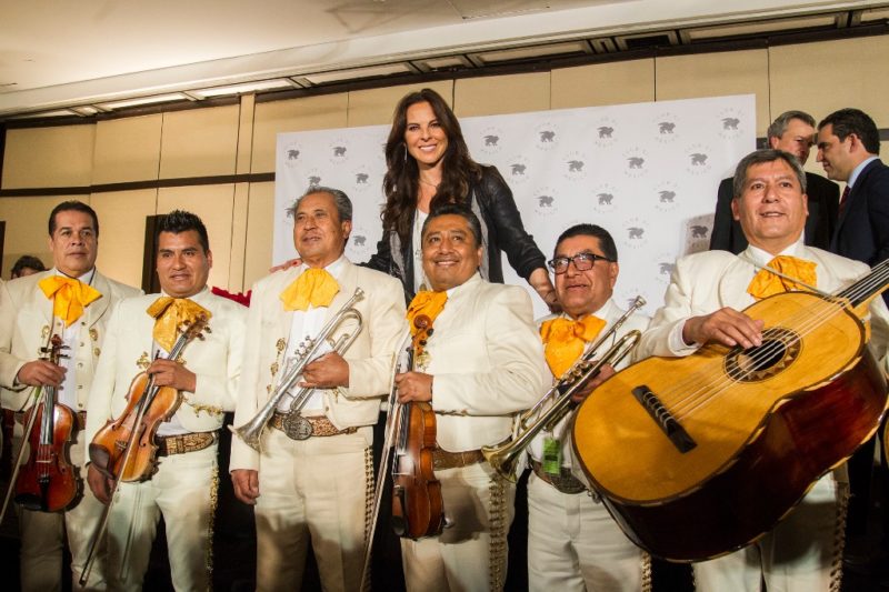 Dos años después de marcharse a EU, Kate del Castillo vuelve a pisar México y comparte FOTO
