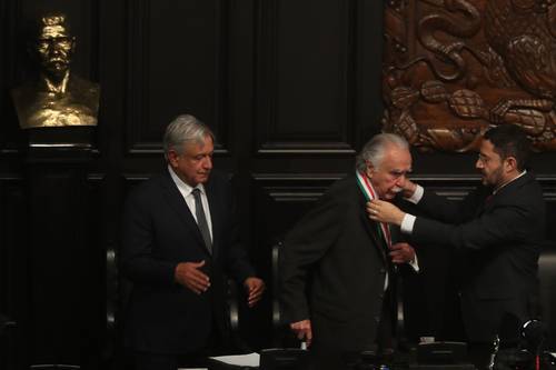 México no debe ser gendarme de EU: Carlos Payán, fundador de La Jornada al recibir la medalla Belisario Domínguez