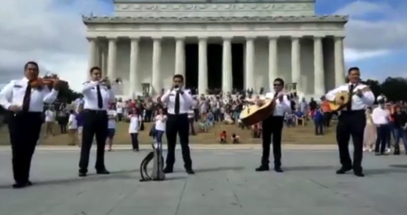 Video: Mariachi de la Policía Federal sorprende a turistas al tocar “México Lindo y Querido” en Washington