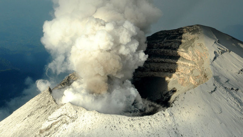 El volcán Popocatépetl entra en erupción y emite una fumarola de 2 kilómetros