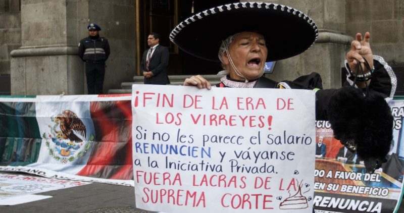 Ciudadanos rechazan salarios del Poder Judicial con protesta en SCJN y petición en Change.org