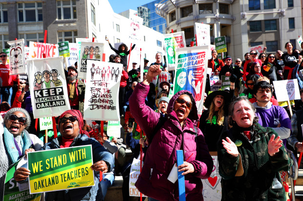 En el séptimo día de huelga de maestros en Oakland, surgen más escollos que dificultan un arreglo