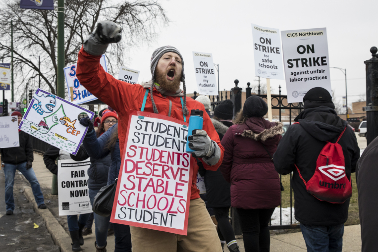 Videos: Dos días lleva ya la huelga de maestros de 4 chárter en Chicago; UTLA los respalda