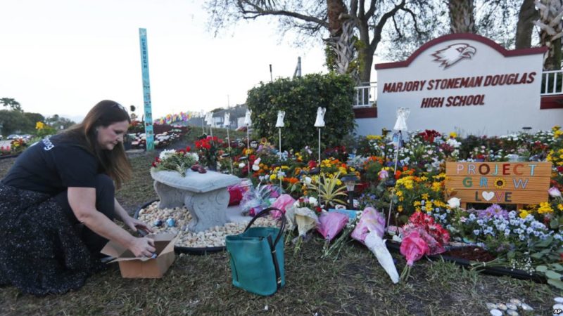 Recuerdan a los 17 fallecidos de la escuela secundaria Marjory Stoneman Douglas en Parkland, Florida, hace un año