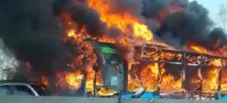En Italia, presunto suicida secuestra autobús escolar con 51 alumnos y lo incendia; dos heridos