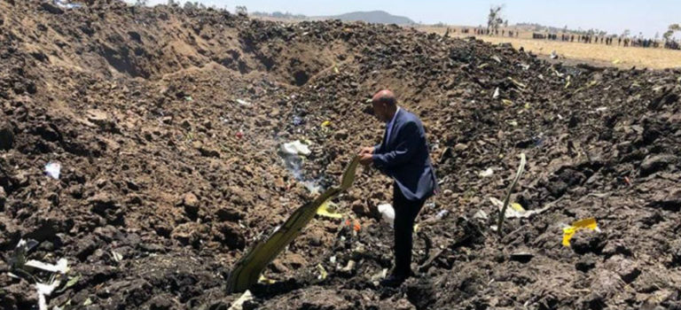 Mueren 157 personas al estrellarse avión Boeing 737 en Etiopía; iba una mexicana