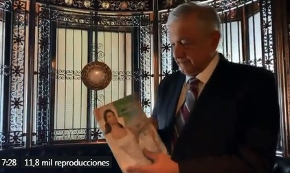 Video: Da el presidente López Obrador un pequeño “tour” por Palacio Nacional; salió a la calle y los transeúntes se toman fotos con él