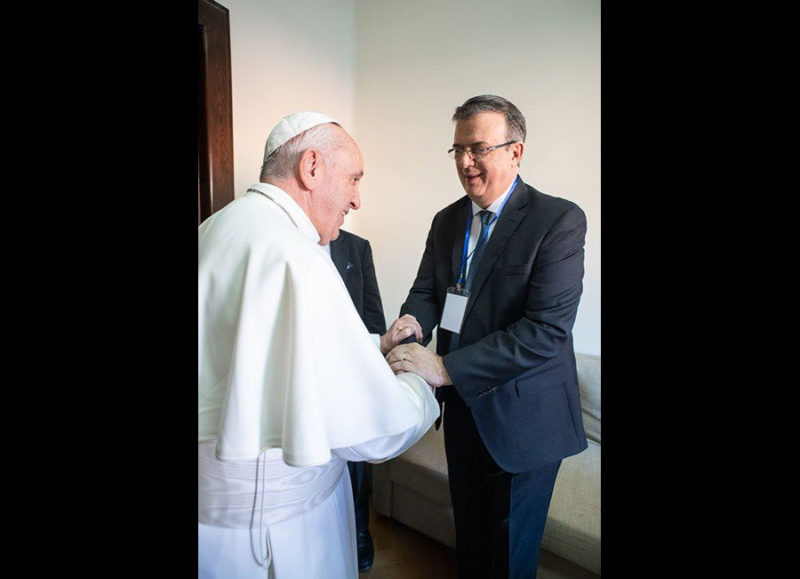 En el Vaticano expone Ebrard al Papa los proyectos sociales de AMLO