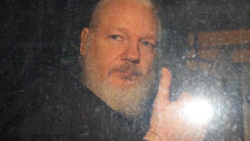 Videos: Assange pasa su primer noche detenido; inicia lucha contra extradición a EU