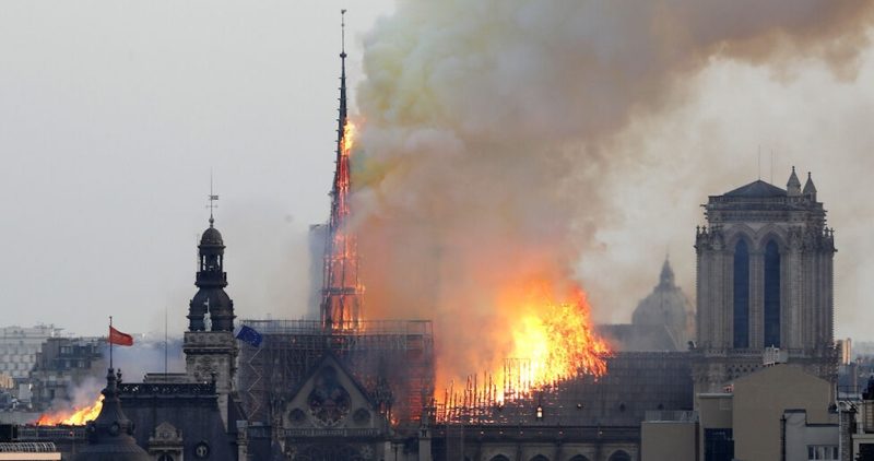 Videos: “Controlado”, incendio de Notre Dame