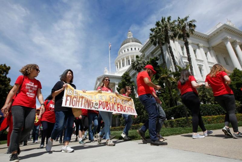 Videos: En el Día de Acción de RedForEd en Sacramento, asambleístas aprueban iniciativa de ley que daría mayor poder a distritos escolares para rechazar a chárters