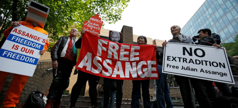 Julian Assange condenado a 50 semanas de cárcel por violar libertad condicional; el jueves se decide si es extraditado a EU