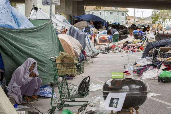 Newsom crea grupo de trabajo a atacar el creciente problema de desamparados en California