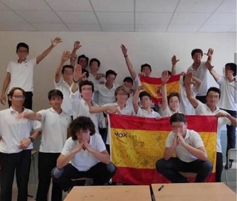 Alumnos de un colegio del Opus Dei en España se retratan mientras realizan el saludo fascista