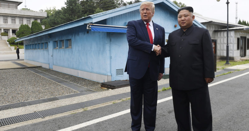 Trump se reúne con Kim Jong Un y se convierte en el primer Presidente de EU en pisar Corea del Norte
