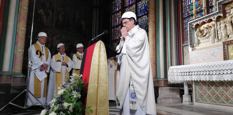Con cascos, celebran primera misa en Notre Dame tras devastador incendio