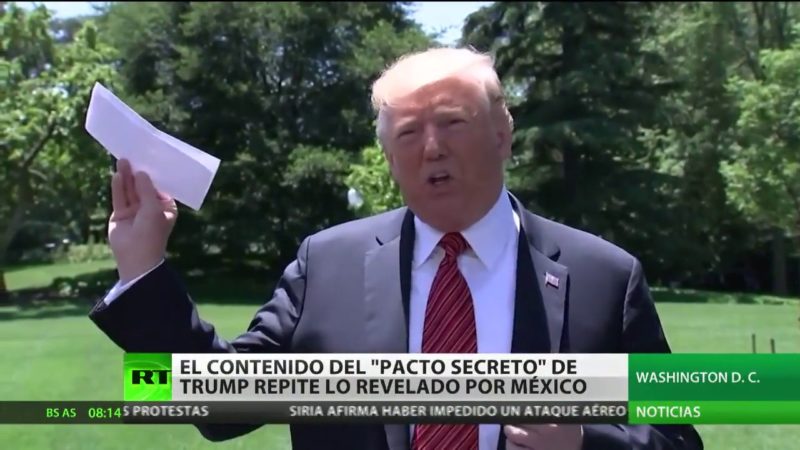 Video: Trump agita la hoja doblada del acuerdo ‘secreto’ con México ante medios, pero los periodistas logran leerla