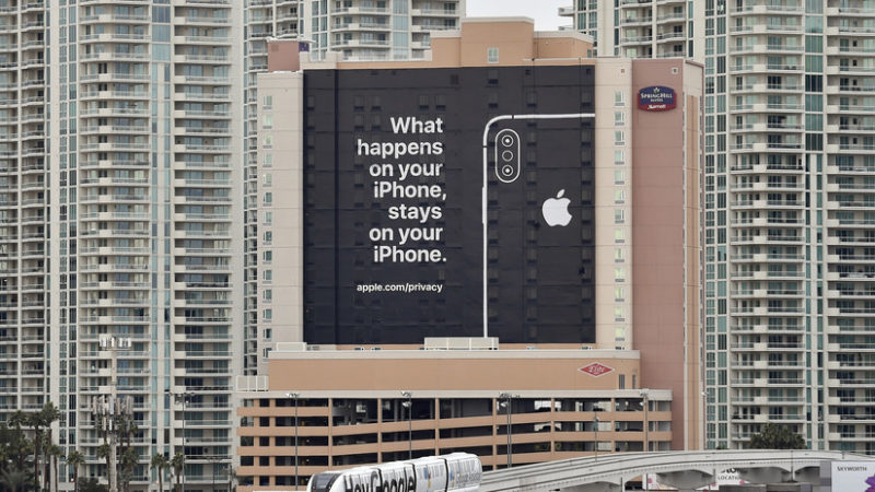 Video: Apple se burla de Google con un provocador cartel publicitario