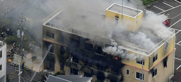 Al menos 33 personas murieron por un incendio intencional, provocado en un estudio de animación de Kioto