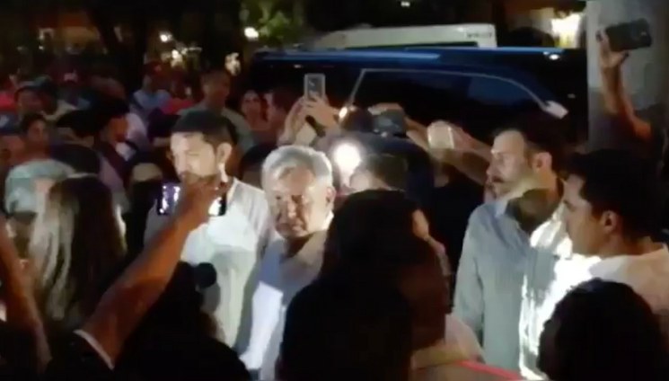 Video: Unos 60 manifestantes acosaron a AMLO dentro del hotel donde se disponía a descansar en SLP . Los acusó de provocadores, les dijo que no se deja amedrentar y les pidió respeto