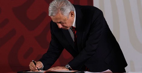 López Obrador firma ante notario compromiso de no relección