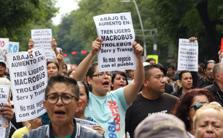 Piden la renuncia del gobernador de Jalisco por la represión ocurrida en marcha contra alza en tarifas de transporte