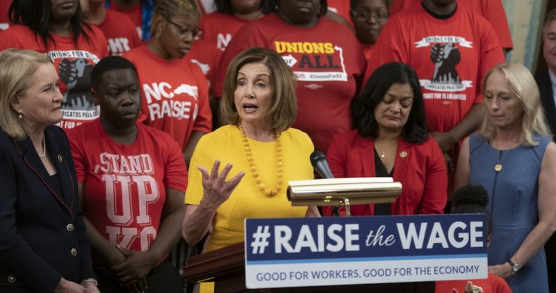 Demócratas de EU aprueban una propuesta para elevar el salario mínimo a 15 dólares la hora
