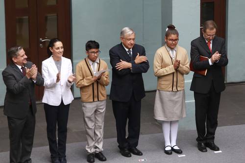 El presidente mexicano anuncia que serán invertidos en becas escolares 60 mil millones de pesos, unos 3 mil 257 millones de pesos