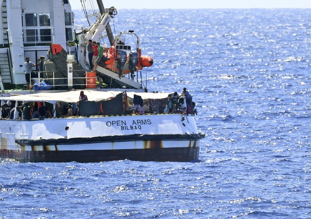 España enviará buque militar para rescatar a migrantes del ‘Open Arms’