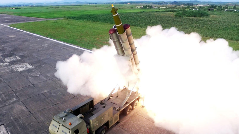 Corea del Norte publica las primeras fotos del nuevo sistema lanzacohetes múltiple “supergrande”
